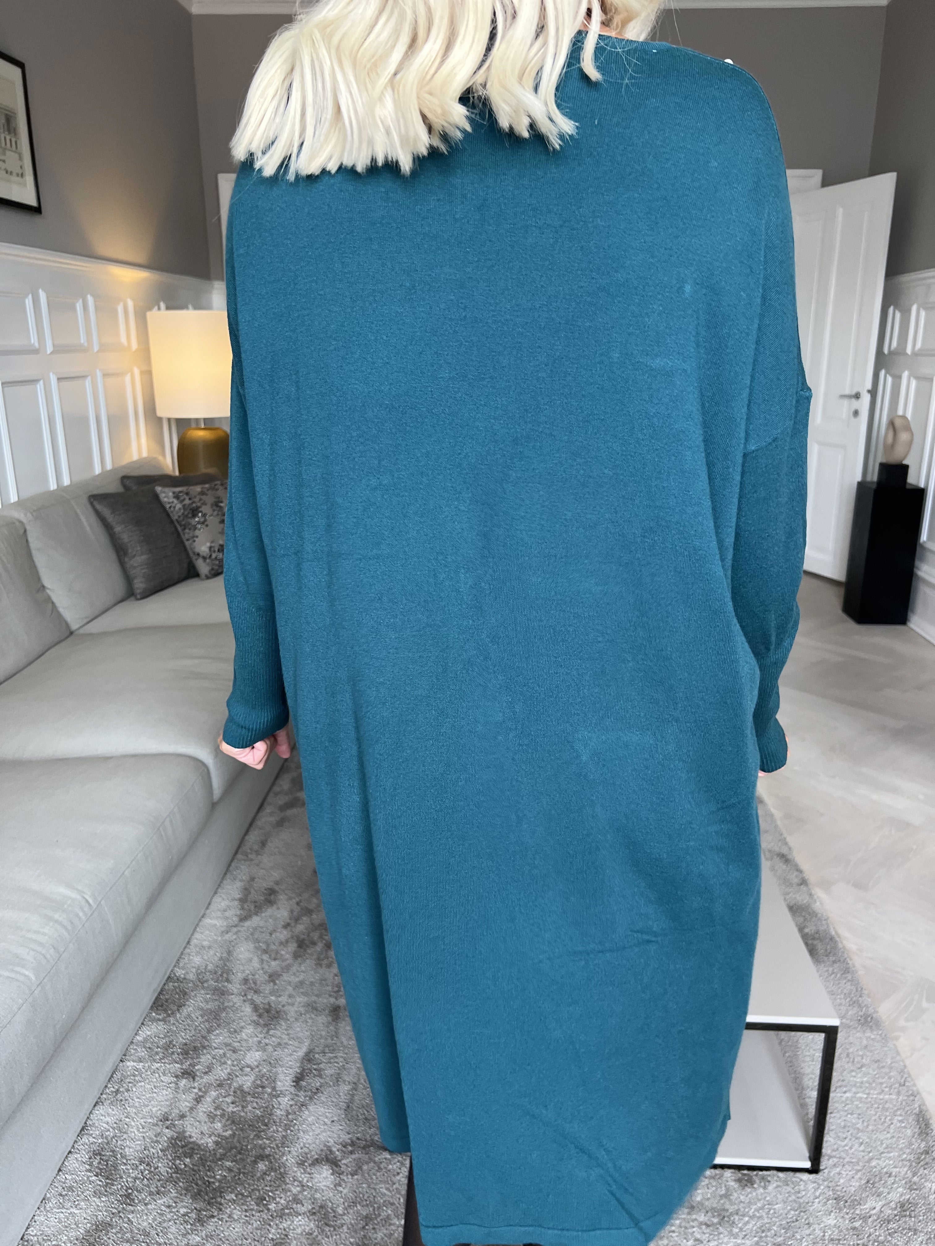 Stefania - Bekväm stickad klänning utsmyckad med pärlor